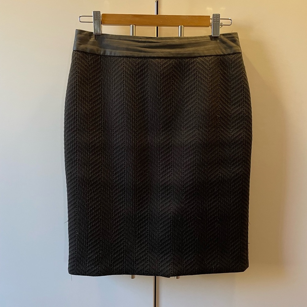 BANANA REPUBLIC | Black Chevron Skirt with Faux Leather Waistband - Sz 4